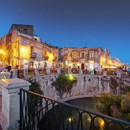 Casa Corso Umberto I, Historic Main Street Apartment