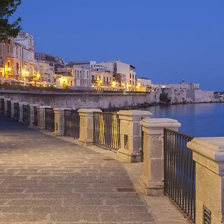 Casa Corso Umberto I, Historic Main Street Apartment *