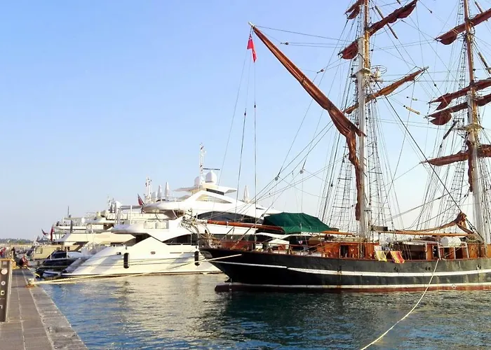 Casa Corso Umberto I, Historic Main Street